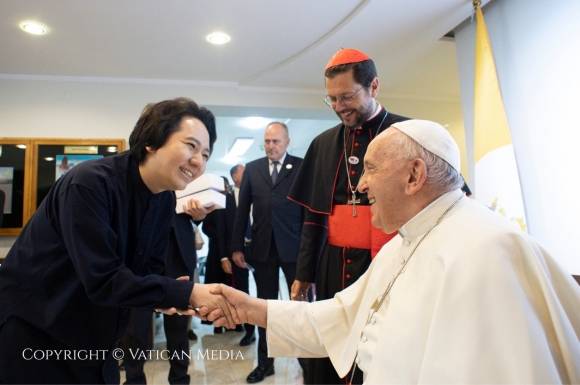 팝페라 테너 임형주(왼쪽·39)씨가 2023년 9월 4일 몽골 수도 울란바토르 몽골주교관 ‘비숍의 집’에서 프란치스코 교황을 특별 알현해 악수하고 있다. 바티칸 미디어국 제공