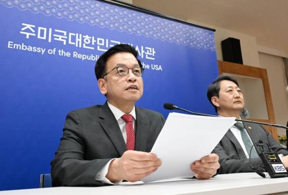 최상목 부총리 겸 기획재정부 장관과 안덕근 산업통상자원부 장관 - 최상목(왼쪽) 부총리 겸 기획재정부 장관이 24일(현지시간) 미국 워싱턴DC 주미대사관에서 열린 ‘한미 2+2 통상 협의’ 결과 브리핑에서 발언하고 있다. 오른쪽은 안덕근 산업통상자원부 장관.  기획재정부 제공