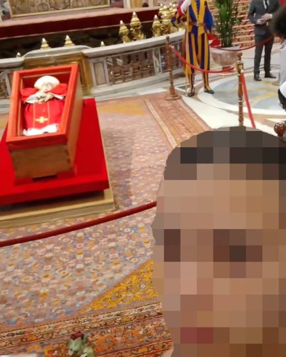 한 조문객이 프란치스코 교황의 목관 앞에서 셀카를 찍고 있다. 인스타그램