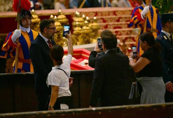 23일(현지시간) 바티칸 성 베드로 대성전에서 일반 조문객이 프란치스코 교황의 시신이 안치된 목관을 스마트폰으로 촬영하고 있다. 2025.4.23 바티칸 AFP 연합뉴스