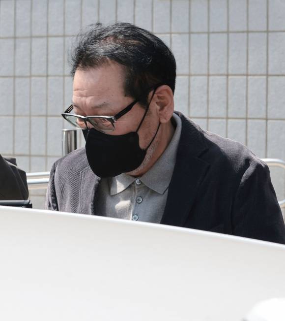 2018년 지방선거 당시 불법 정치자금을 수수한 혐의로 기소된 무속인 ‘건진법사’ 전성배 씨가 지난 7일 서울 양천구 남부지방법원에서 열린 불법 정치자금 수수 의혹 관련 재판을 마친 뒤 법원 청사를 나와 차량에 탑승하고 있다.  연합뉴스