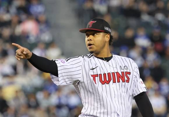 LG 트윈스 엘리에이저 에르난데스가 15일 서울 잠실야구장에서 열린 2025 KBO리그 정규시즌 삼성 라이온즈와의 홈 경기에서 포수 박동원과 교감하고 있다. 연합뉴스