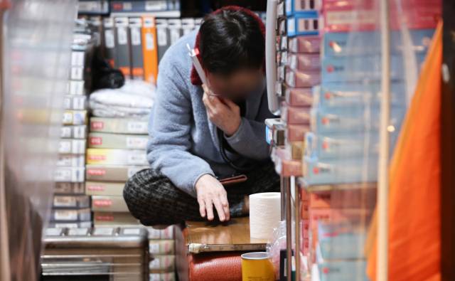 정부의 추가경정예산안이 발표된 이달 15일 서울의 한 전통시장에서 상인이 통화를 하고 있다. 뉴스1