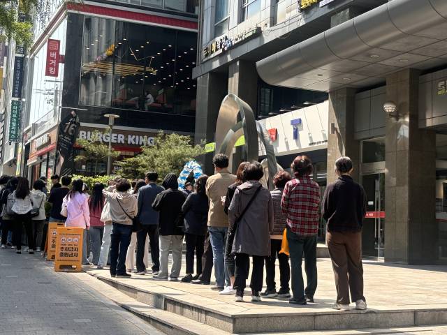 SK텔레콤이 유심 고객정보 해킹 사고로 관련 유심 무료 교체 서비스에 나선 28일 서울 시내 한 SKT T월드 매장 앞에 유심을 교체하려는 고객들이 줄을 서 있다. 장형임기자