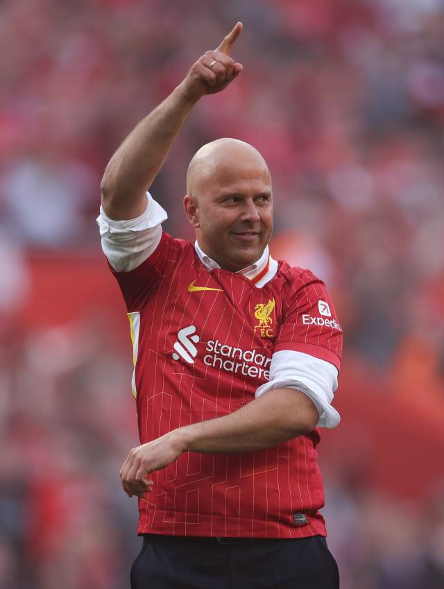 리버풀의 아르네 슬롯 감독이 리그 우승 확정 후 관중들을 향해 세리머니를 하고 있다. EPA연합뉴스