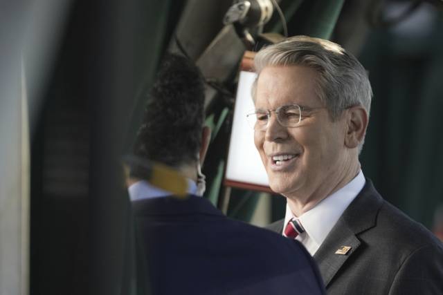 스콧 베선트 미국 재무장관이 28일(현지 시간) 미국 워싱턴DC 백악관 야외에서 언론과 인터뷰를 하고 있다. AP연합뉴스