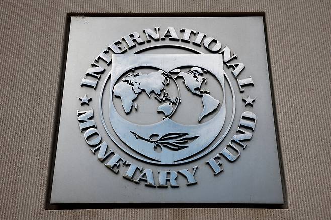 지난해 11월 24일 촬영된 미국 워싱턴 D.C.에 있는 본부의 국제통화기금(IMF) 로고 ⓒ로이터=연합뉴스