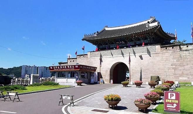 진주성 성벽을 가로막던 촉석문 매표소 ⓒ진주시