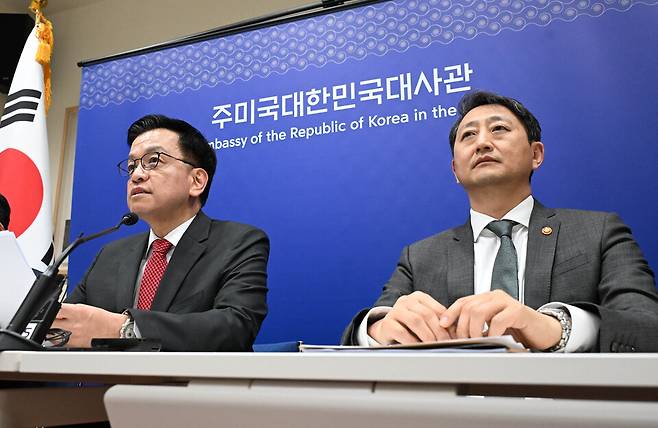 최상목 부총리 겸 기획재정부 장관(왼쪽)이 지난 24일(현지 시간) 미국 워싱턴DC 주미대사관에서 열린 '한·미 2+2 통상협의' 결과 브리핑에서 발언하고 있다. 오른쪽은 안덕근 산업통상자원부 장관 ⓒ기획재정부 제공