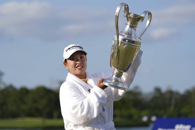 사이고 마오가 연장 승부 끝에  셰브론 챔피언십에서 정상에 오른 뒤 우승 트로피를 들고 포즈를 취하고 있다. 사이고는 대회 전통에 따라 우승을 한 뒤 호수에 몸을 던지는 세리머니를 펼쳤다.  우들랜즈(미 텍사스주)  |  AP뉴시스