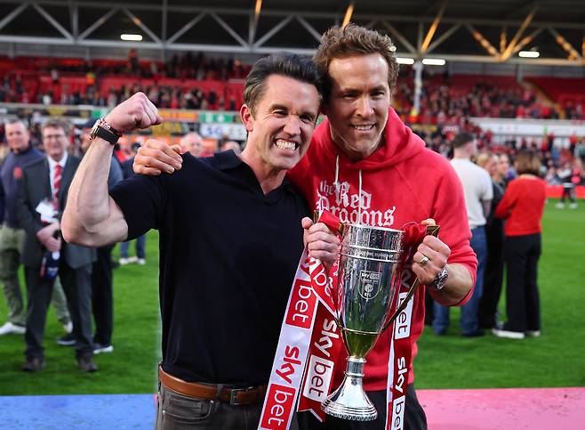 렉섬 구단주 라이언 레이놀즈(오른쪽)와 롭 맥엘헤니. <저작권자(c) 연합뉴스, 무단 전재-재배포, AI 학습 및 활용 금지>