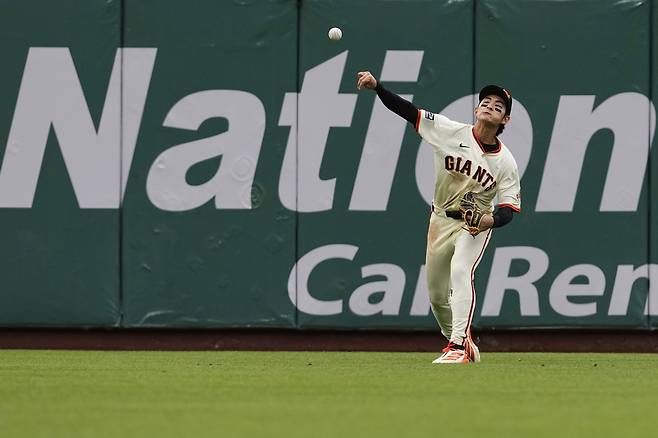 샌프란시스코 이정후가 28일 텍사스전에서 4회초 강력한 송구로 요나 하임을 2루에서 잡아내고 있다. AP연합뉴스