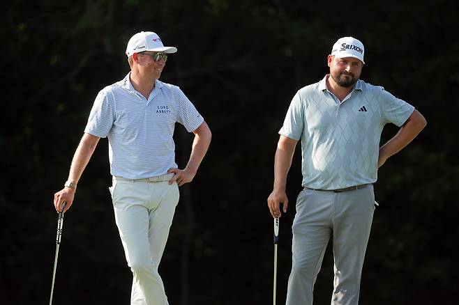 벤 그리핀(왼쪽)과 앤드루 노백이 지난 27일 열린 PGA 투어 취리히 클래식 3라운드 15번 홀에서 나란히 서 있다. 게티이미지코리아