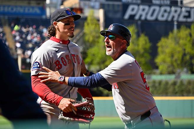 보스턴 외야수 재런 듀란이 28일 클리블랜드 원정경기 도중 관중석 팬을 향해 분노하자 팀 코치가 말리고 있다. AFP연합뉴스