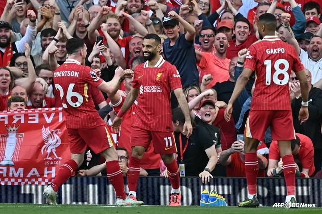 골 세리머니를 하고 있는 살라(가운데). /AFPBBNews=뉴스1