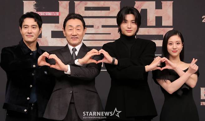 배우 이해영, 허준호, 박형식, 홍화연이 21일 오후 서울 양천구 목동 SBS사옥에서 진행된 금토드라마 '보물섬' 제작발표회에 참석해 포즈를 취하고 있다.  '보물섬'은 2조원의 정치 비자금을 해킹한 서동주(박형식 분)가 자신을 죽인 절대 악과 그 세계를 무너뜨리기 위해 모든 것을 걸고 싸우는 인생 풀베팅 복수전을 담은 작품이다. 2025.02.21 /사진=김창현 chmt@