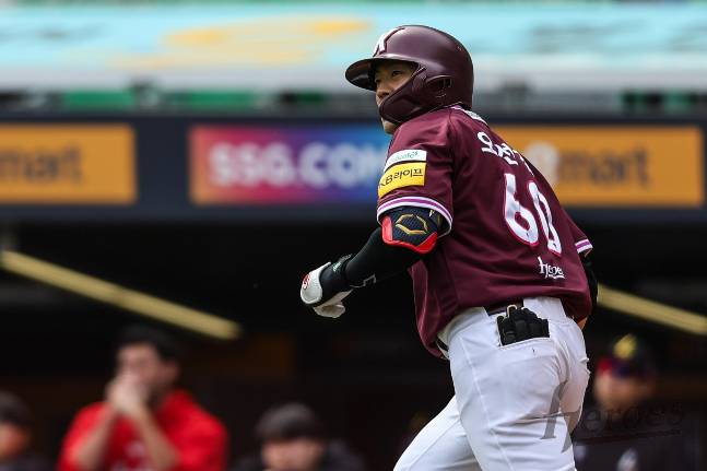 오선진이 만루홈런을 날리고 타구를 바라보고 있다. /사진=키움 히어로즈 제공
