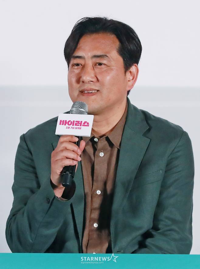 답변하는 '바이러스' 강이관 감독[★포토]