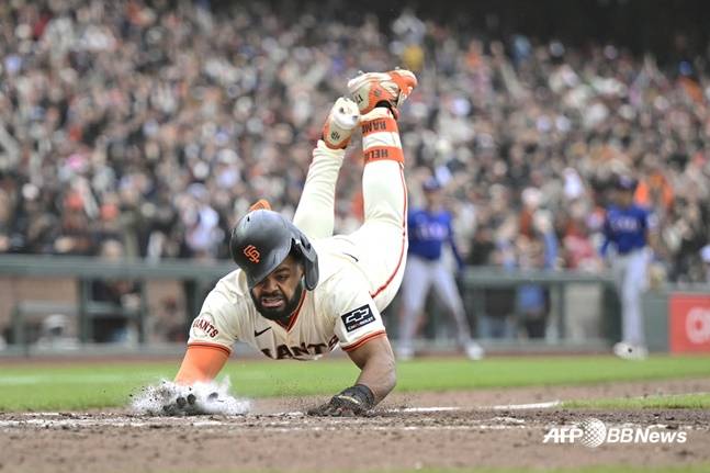 샌프란시스코 엘리엇 라모스가 28일(한국시간) 텍사스전에서 9회말 끝내기 득점을 하고 있다. /AFPBBNews=뉴스1