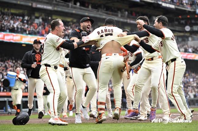 샌프란시스코 엘리엇 라모스가 28일(한국시간) 텍사스전에서 9회말 끝내기 득점을 올리자 동료들이 축하해주고 있다. /AFPBBNews=뉴스1