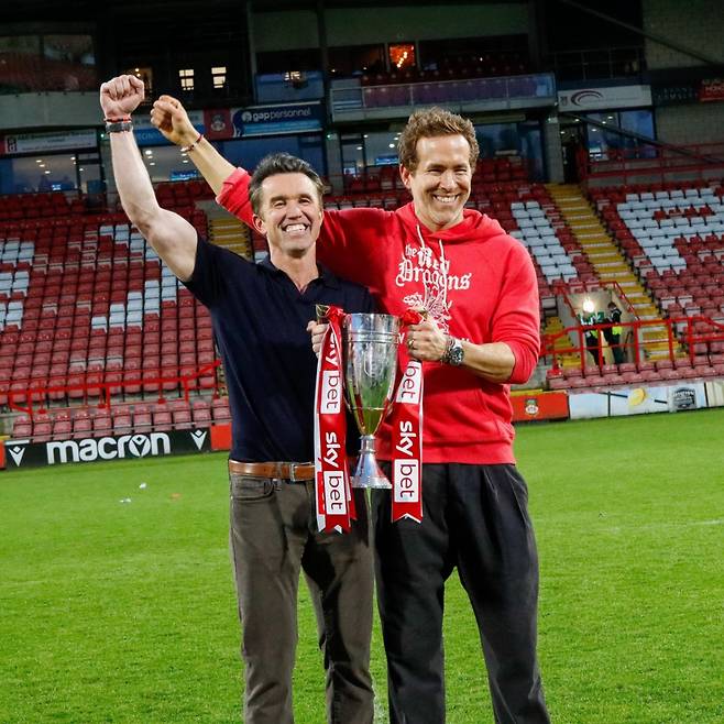 라이언 레이놀즈(오른쪽)와 롭 매킬헤니 공동 구단주. /사진=렉섬 공식 사회관계망서비스(SNS)