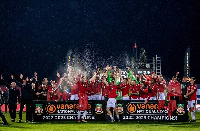 렉섬 선수단이 내셔널리그 우승 세리머니하고 있다. /사진=렉섬 공식 사회관계망서비스(SNS)