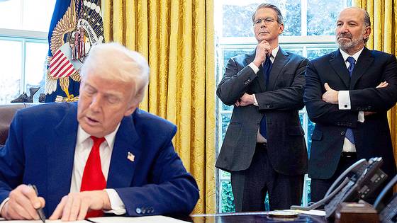 도널드 트럼프 미국 대통령이 지난 4월 9일(현지시간) 백악관 오벌오피스에서 행정명령에 서명하고 있다. 트럼프 대통령 뒤에서 스콧 베선트 재무장관과 하워드 러트닉 상무장관이 이를 지켜보고 있다. AFP 연합뉴스