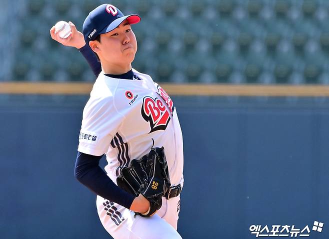 두산 투수 최승용은 27일 잠실구장에서 열린 '2025 신한 SOL Bank KBO 리그' 롯데와 주말 3연전 마지막 경기에서 선발 등판했다. 이날 5이닝 3실점으로 시즌 2승(1패)을 챙겼다. 두산은 올해 최승용이 선발 등판한 6경기에서 5승을 거뒀다. 엑스포츠뉴스 DB