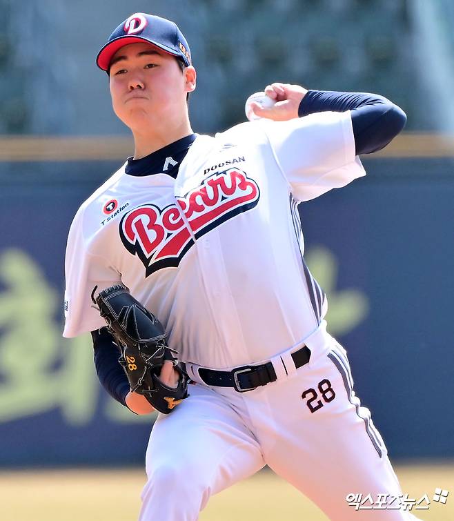 두산 투수 최승용은 27일 잠실구장에서 열린 '2025 신한 SOL Bank KBO 리그' 롯데와 주말 3연전 마지막 경기에서 선발 등판했다. 이날 5이닝 3실점으로 시즌 2승(1패)을 챙겼다. 두산은 올해 최승용이 선발 등판한 6경기에서 5승을 거뒀다. 엑스포츠뉴스 DB