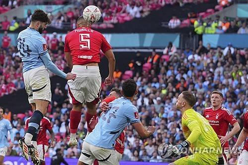 펩 과르디올라 감독이 이끄는 맨체스터 시티가 28일(한국시각) 영국 런던에 있는 웸블리 스타디움에서 열린 노팅엄 포레스트와의 FA컵 준결승전에서 2-0으로 승리했다.&nbsp;  프리미어리그에서 돌풍을 일으키는 노팅엄을 컵대회에서 만난 맨시티는 돌풍을 잠재우며 결승 진출에 성공했다. 맨시티는 지난 세 시즌 연속 결승전에 진출하면서 두 시즌 만에 우승 도전에 나선다. 연합뉴스