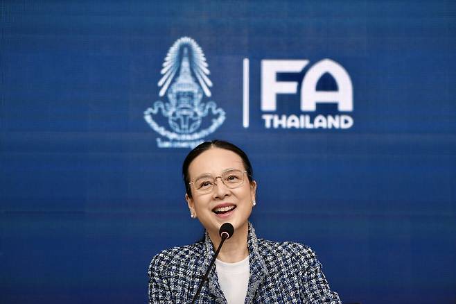 태국축구협회가 지난 23일(한국시간) 공식 홈페이지를 통해 마담 팡 협회장이 시암스포츠에 첫 부채 상환을 위해 축구협회에 2500만바트(약 10억 7400만원)의 사재를 출연해 기부했다고 전했다.&nbsp;태국축구협회