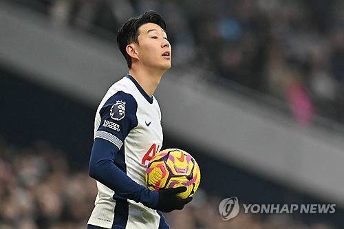 토트넘은 오는 5월 2일 오전 4시(한국시간) 영국 런던에 있는 토트넘 홋스퍼 스타디움에서 보되/글림트(노르웨이)와 2024-2025시즌 유럽축구연맹(UEFA) 유로파리그 준결승 1차전을 치른다.&nbsp;손흥민의 출전 여부가 불투명하다. 현재 손흥민은 발 부상으로 공식전 4경기 연속 결장했다. 리버풀전도 예외는 아니었다.  프랑크푸르트와의 유로파리그 8강 1차전 때 강한 태클을 당해 발에 충격을 받은 뒤 내리 4경기를 결장해 토트넘 팬들의 우려가 커졌다.&nbsp;&nbsp;연합뉴스