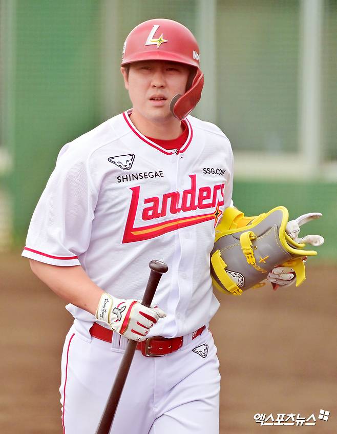 28일 오후 일본 오키나와 구시가와 구장에서 열린 KT 위즈와 SSG 랜더스의 연습경기, 2회말 SSG 최정이 1타점 희생플라이를 날린 후 더그아웃으로 향하고 있다. 엑스포츠뉴스 DB