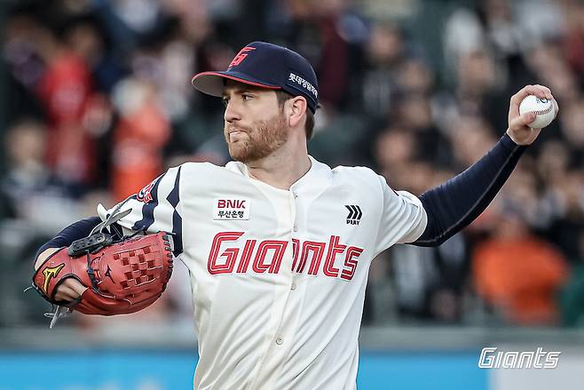 롯데 자이언츠 외국인 투수 찰리 반즈가 4월 29일 서울 고척스카이돔에서 열리는 2025 신한 SOL Bank KBO리그 경기에 선발투수로 나선다. 사진 롯데 자이언츠