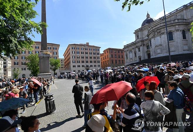 교황의 무덤이 안치된 산타 마리아 마조레 대성전 입장 위해 줄 선 사람들 [EPA 연합뉴스. 재판매 및 DB 금지]