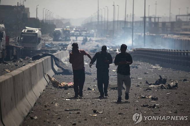 26일(현지시간) 이란 남부 샤히드 라자이항 폭발 현장에서 대피하는 사람들 [로이터 연합뉴스]