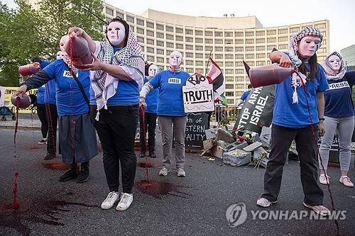백악관 기자단 행사장 밖 친팔레스타인 시위대 [AP 연합뉴스 자료사진. 재판매 및 DB 금지]