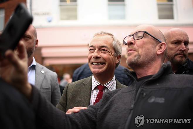 영국개혁당 후보 지원 나선 패라지 대표  [EPA 연합뉴스]
