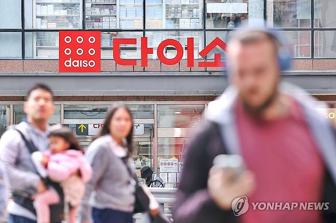 다이소 연매출 4조원 육박 (서울=연합뉴스) 진연수 기자 = 균일가 생활용품점 아성다이소가 지난해 4조원에 가까운 매출을 거둬 3천700억원대의 영업이익을 냈다. 아성다이소 감사보고서에 따르면 지난해 매출과 영업이익은 각각 3조9천689억원, 3천711억원으로 전년보다 14.7%, 41.8% 증가했다. 
    사진은 15일 서울 시내 다이소 매장 모습. 2025.4.15 jin90@yna.co.kr