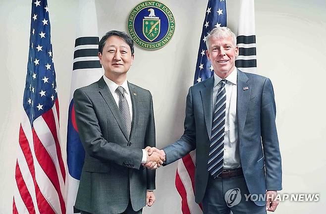 미국 에너지부 장관 만난 안덕근 장관 (서울=연합뉴스) 안덕근 산업통상자원부 장관(왼쪽)이 지난 20일(현지시간) 미국 워싱턴 D.C. 에너지부 회의실에서 크리스 라이트 미국 에너지부 장관과 면담을 마친 후 기념 촬영하고 있다. 2025.3.21 [산업통상자원부 제공. 재판매 및 DB 금지] photo@yna.co.kr