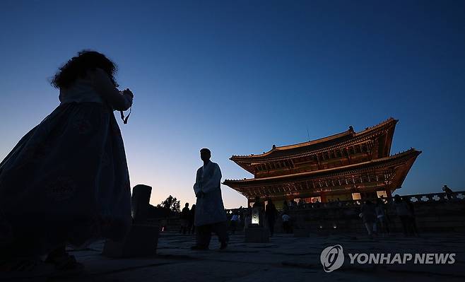 지난해 경복궁 야간 관람 모습  [연합뉴스 자료사진]