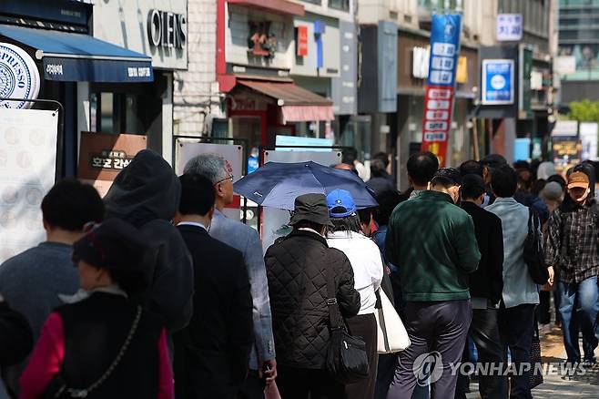 SKT 유심 무료 교체 시작, 영업 전부터 대리점은 장사진 (서울=연합뉴스) 김도훈 기자 = SK텔레콤이 유심 고객정보 해킹 사고로 관련 유심 무료 교체 서비스에 나선 28일 서울 시내 한 SKT T월드 매장 앞에 유심을 교체하려는 고객들이 영업 전부터 줄을 서 있다.
    SK텔레콤은 이날 오전 10시부터 전국 T월드 매장 2천600여 곳에서 유심 무료 교체 서비스를 진행한다. 2025.4.28 superdoo82@yna.co.kr