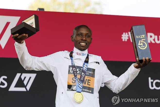 사웨, 런던 마라톤 우승 (런던 EPA=연합뉴스) 사웨가 27일(현지시간) 영국 런던에서 열린 2025 런던 마라톤 남자부에서 우승한 뒤 기념 촬영하고 있다.