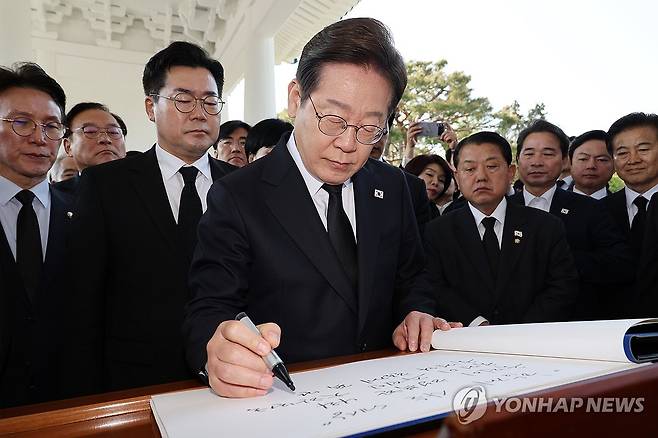 방명록 작성하는 이재명 후보 (서울=연합뉴스) 윤동진 기자 = 더불어민주당 이재명 대선 후보가 28일 동작구 국립서울현충원 참배를 마친 후 방명록 글을 작성하고 있다. 2025.4.28 [공동취재] mon@yna.co.kr