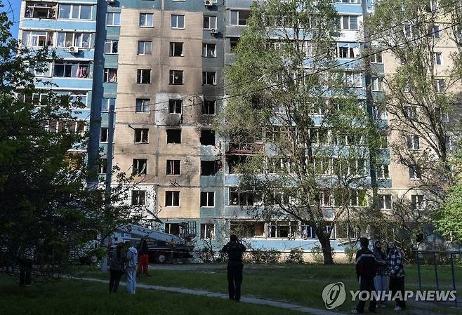 지난 26일 러시아 드론 공격을 받은 우크라 아파트 [로이터 연합뉴스]