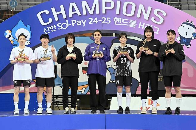 여자부 2024-2025시즌 베스트 7 수상자들.  [한국핸드볼연맹 제공. 재판매 및 DB 금지]