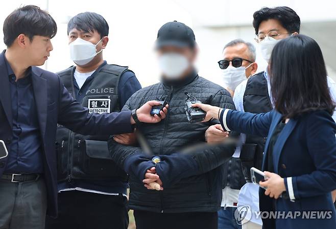 미아동 마트 흉기 난동 피의자 영장심사 출석 (서울=연합뉴스) 김도훈 기자 = 서울 미아동 마트에 흉기 난동을 부려 60대 손님을 숨지게 하고, 40대 종업원을 다치게 한 A씨가 24일 구속 전 피의자심문(영장실질심사)을 위해 서울 도봉구 서울북부지법으로 출석하고 있다. 2025.4.24 superdoo82@yna.co.kr