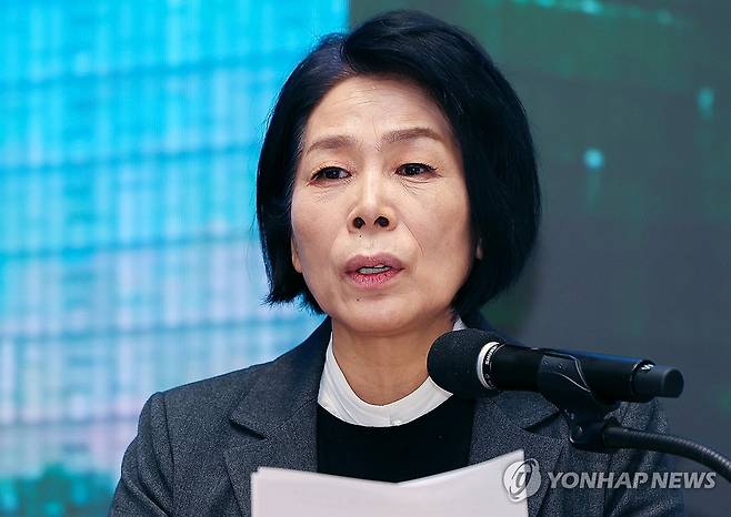 네이버 방문한 과방위, 인사말하는 최민희 위원장 (성남=연합뉴스) 김도훈 기자 = 국회 과학기술정보방송통신위원회(과방위) 최민희 위원장이 19일 경기도 성남시 네이버 1784 사옥에서 열린 간담회에서 인사말을 하고 있다.
    국회 과방위 소속 여야 의원들은 이날 네이버를 찾아 국내 AI 산업 발전 방안에 대한 논의 및 현장 애로 사항 등을 청취했다. 2025.2.19 superdoo82@yna.co.kr