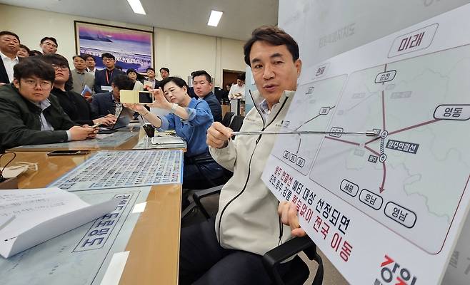 원주 연결선 설명하는 김진태 지사 [촬영 이재현]