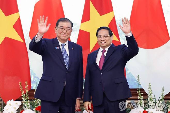 이시바 일본 총리(왼쪽)와 찐 베트남 총리 [AFP 연합뉴스 자료사진. 재배포 및 판매 금지]